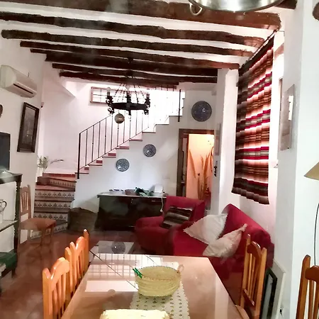 Spacious Comfortable House In With Balcony Quesada