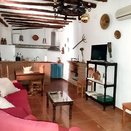 Spacious Comfortable House In With Balcony * Quesada